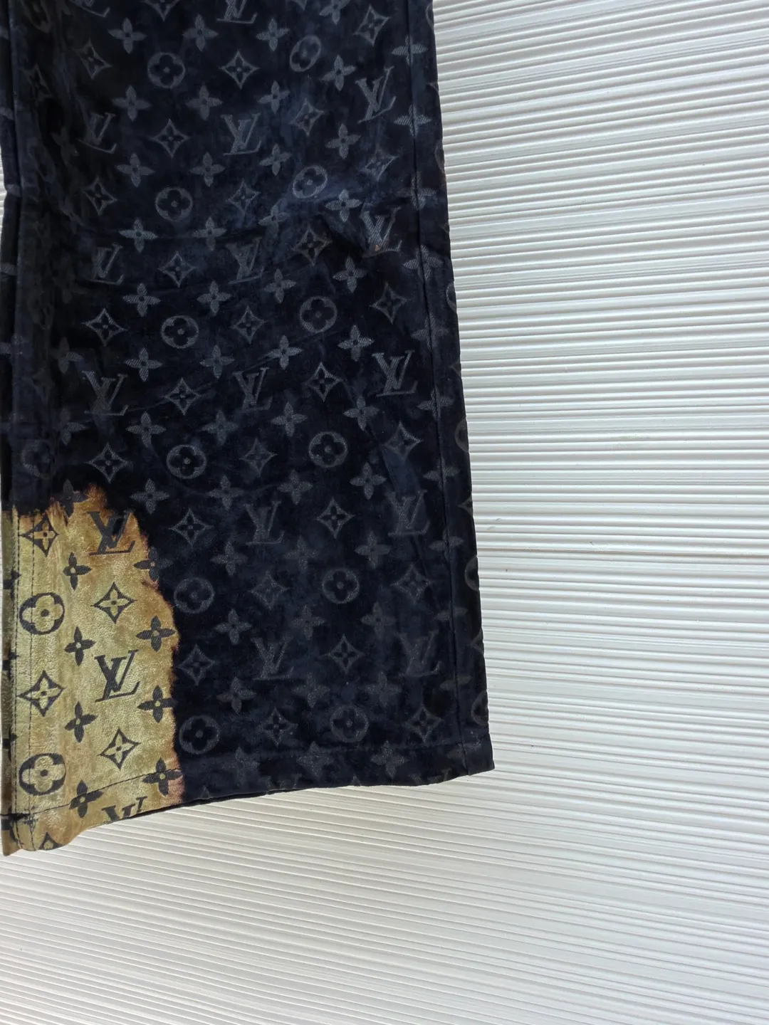 LOUIS VUITTON bonfire flocked denim trousers ●Original version: purchased and developed by 12889 ●Item number: 1681659-C55 ●Fabric: jacquard flocked denim fabric ●Technology: Shaohua production ●Version: fitted version ●Weight: about 850 grams ●Size: 30-32-34-36 ●Description: Jacquard flocked denim fabric using twill weave. The texture is thick and the twill texture and clear lines have been properly processed. The fabric is custom-dyed and spun yarn is flocked, with the classic presbyopia pattern throughout. The entire piece of garment is cut using infrared laser positioning. The body is cut by hand to match the pattern. The pieces are cut and positioned to match the pattern. The entire width of the garment is fixed with single-needle embroidery in thick lines. From the waistband, trouser pockets, and pockets, all are made to high-end sewing standards, and multiple processes are exclusively developed and customized, resulting in huge fabric losses. Each piece is made by a master with rich washing experience. He uses gauze to dip acrylic paint and apply it evenly on the flocking surface by hand according to the original positioning method. The dyeing time is controlled, and the scrap rate of defective products is extremely high. Each large piece presents a unique fire cloud effect. The overall wiring is straight and delicate, the fabric is comfortable and soft, and the color is consistent without color difference. It can be matched with the same style to create a fashionable look and control various occasions. Customized accessories, complete with three standards, same style for men and women!